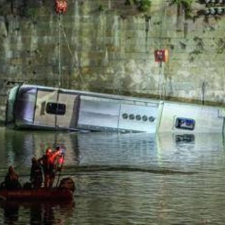 Pullman nel Po a Torino, autopsia: &quot;L'autista è morto per un malore&quot;