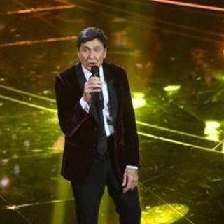 Gianni Morandi, il video sul bus a Bologna: &quot;Non ho una lira per il taxi&quot;
