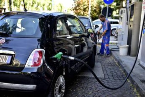 Prezzi carburanti, proseguono i rialzi: benzina in autostrada sopra 2 euro Prezzi carburanti, proseguono i rialzi: benzina in autostrada sopra 2 euro