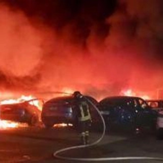 Roma, incendio in concessionaria Tesla: distrutte 17 auto