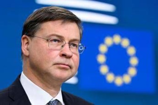 Caro energia, da Ue flessibilità fino a 0,3% annuo per 3 anni. Dombrovskis: "No per sconto accise"