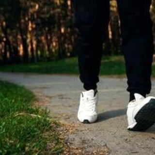 Camminare veloce è una 'medicina', lo studio: bastano 15 minuti al giorno