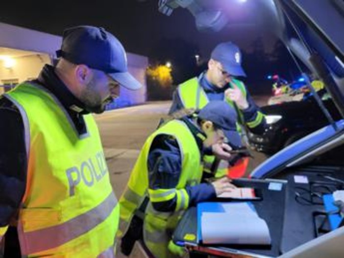 Incidenti, l'appello della Polstrada ai giovani: "Strada non è videogame, non bevete e andate piano" Incidenti, l'appello della Polstrada ai giovani: "Strada non è videogame, non bevete e andate piano"