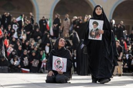 Iran-Usa, colloqui in pausa per i funerali di Khamenei: attese milioni di persone Iran-Usa, colloqui in pausa per i funerali di Khamenei: attese milioni di persone