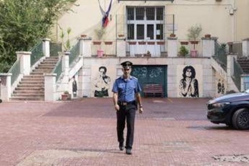 Prof accoltellata, verifiche sul cellulare del 13enne e della madre. Ascoltati docenti e compagni di scuola