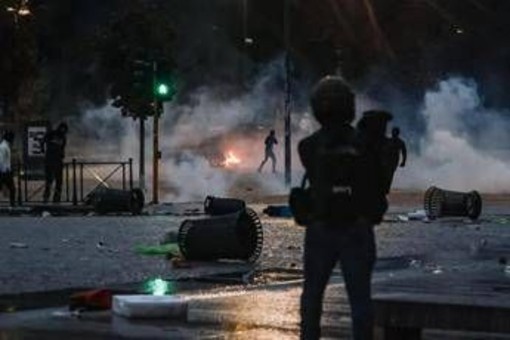 Milano, scontri e devastazioni: tre minori restano in carcere, 21 ai domiciliari o in comunità