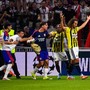 Guendouzi contro i tifosi del Lione: maxi rissa in Champions Guendouzi contro i tifosi del Lione: maxi rissa in Champions