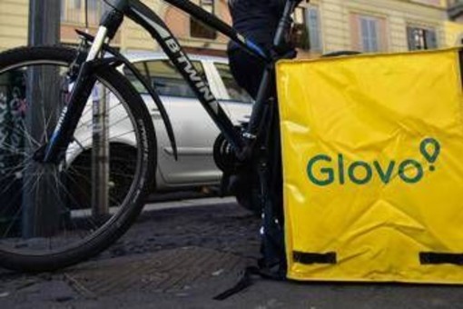 Glovo, gip convalida commissariamento: "Regolarizzi 40mila rider"