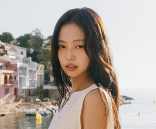 Jennie torna con il nuovo singolo 'Less Than a Lover': il racconto di un amore estivo Jennie torna con il nuovo singolo 'Less Than a Lover': il racconto di un amore estivo