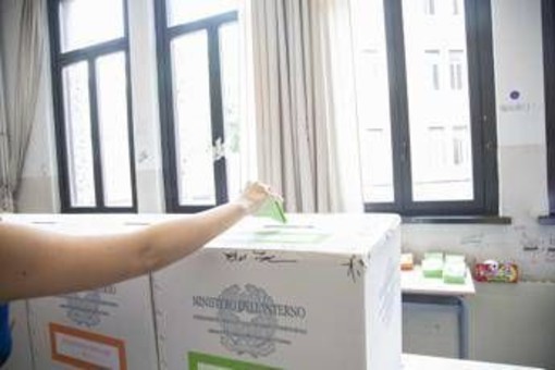 Referendum, affluenza ore 12 al 7,4%: oggi urne aperte fino alle 23