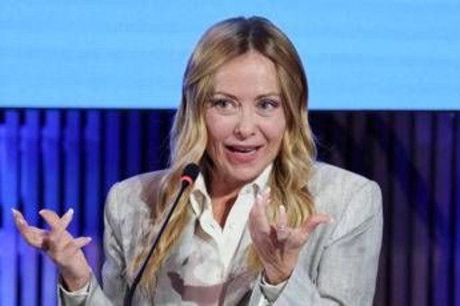 Manovra 2027, arrivano anche le targhe personalizzate. Meloni: "Ci si può sbizzarrire" Manovra 2027, arrivano anche le targhe personalizzate. Meloni: "Ci si può sbizzarrire"