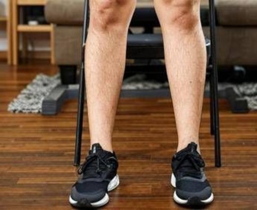 7 minuti per aiutare il cuore, basta una sedia per l'esercizio 7 minuti per aiutare il cuore, basta una sedia per l'esercizio