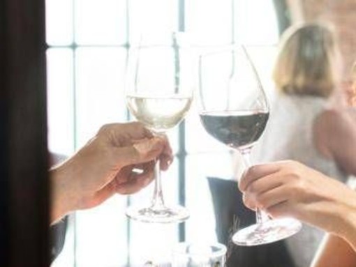 A cena con un'altra donna, moglie lo scopre da video spot ristorante e lo lascia A cena con un'altra donna, moglie lo scopre da video spot ristorante e lo lascia