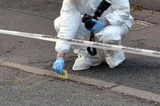Parma, grave donna accoltellata dal marito davanti ai figli: lui scappa e si schianta con l'auto