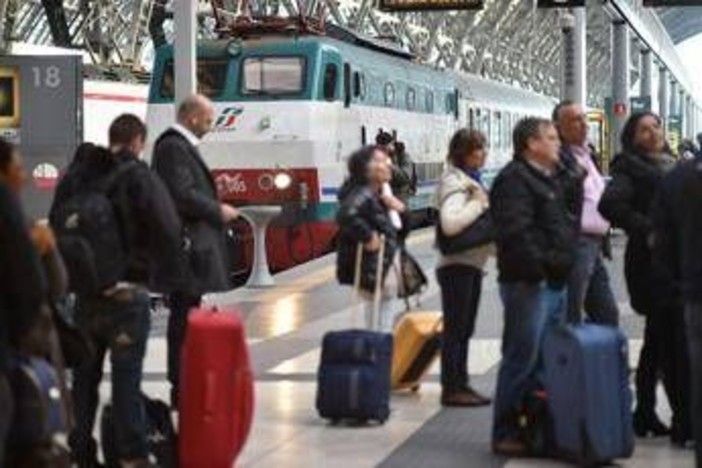 Scioperi a novembre, il calendario: tutte le date 'nere' del mese. Dagli aerei ai treni, dalla scuola al trasporto pubblico locale Scioperi a novembre, il calendario: tutte le date 'nere' del mese. Dagli aerei ai treni, dalla scuola al trasporto pubblico locale