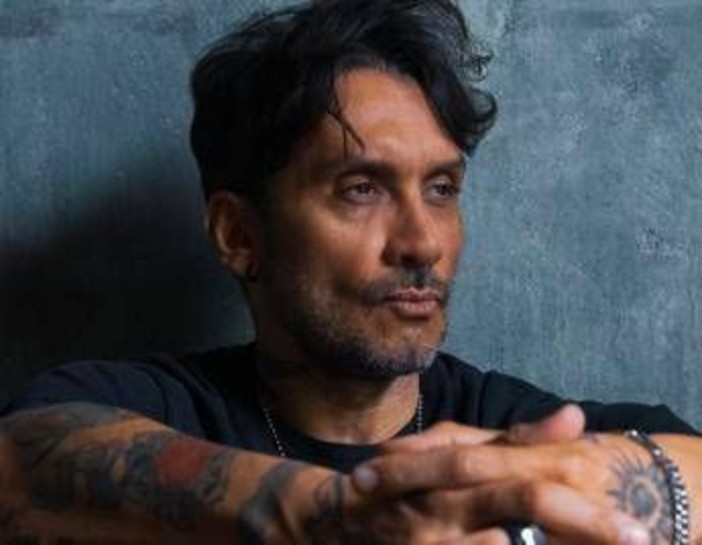 Fabrizio Moro: &quot;Fare dischi? Un martirio. Oggi il sistema musicale vomita troppe canzoni&quot;