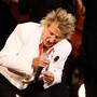 Rod Stewart, malore nel concerto e maschera per l'ossigeno sul palco