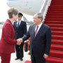 Premier cinese arriva a Singapore per una visita ufficiale Premier cinese arriva a Singapore per una visita ufficiale