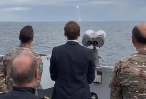 Francia, Macron assiste a lancio di prova missile intercontinentale da sottomarino nucleare Francia, Macron assiste a lancio di prova missile intercontinentale da sottomarino nucleare