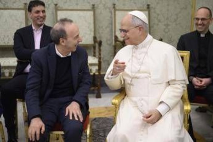 Benigni al Tg1, gaffe in diretta: "Ringrazio Papa Francesco..." - Il video Benigni al Tg1, gaffe in diretta: "Ringrazio Papa Francesco..." - Il video