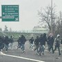 Scontri in autostrada tra 200 ultras di Fiorentina e Roma a Bologna: auto danneggiate