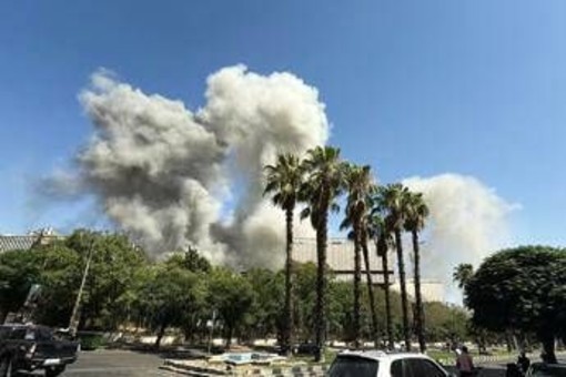 Siria, Israele attacca quartier generale comando militare a Damasco: &quot;I colpi più duri sono iniziati&quot;