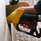 Benzina a un passo dai 2 euro, diesel torna a salire con forza: i prezzi dei carburanti oggi