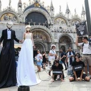 Flash mob di protesta e ultimi arrivi vip, a Venezia è ora della prima festa nuziale di Bezos e Sanchez