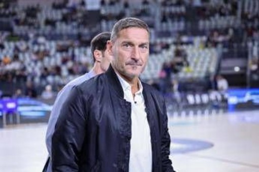 Totti e la prima visita alla prostata: "Dottore, cosa vorrebbe fare con questo arnese...?"