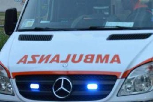 Auto si ribalta e finisce contro B&B a Roma, 5 feriti Auto si ribalta e finisce contro B&B a Roma, 5 feriti