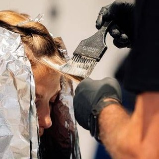 Lavoro, hair-stylist interprete di fiducia: per il 61% delle donne i capelli sono strumento di empowerment Lavoro, hair-stylist interprete di fiducia: per il 61% delle donne i capelli sono strumento di empowerment
