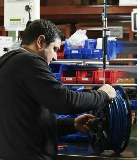 Acqua, aria e fluidi: come la manutenzione moderna e gli avvolgitubo industriali migliorano sicurezza e operatività negli impianti