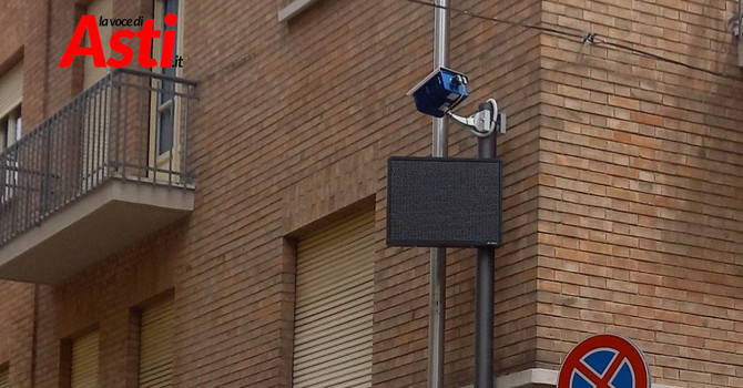 Ztl in piazza Cattedrale (MerfePhoto) Ztl in piazza Cattedrale (MerfePhoto)